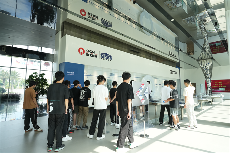 Liming Vocational University besøgte Fujian Quangong Machinery Co.,Ltd for et jobudviklingsprogram.