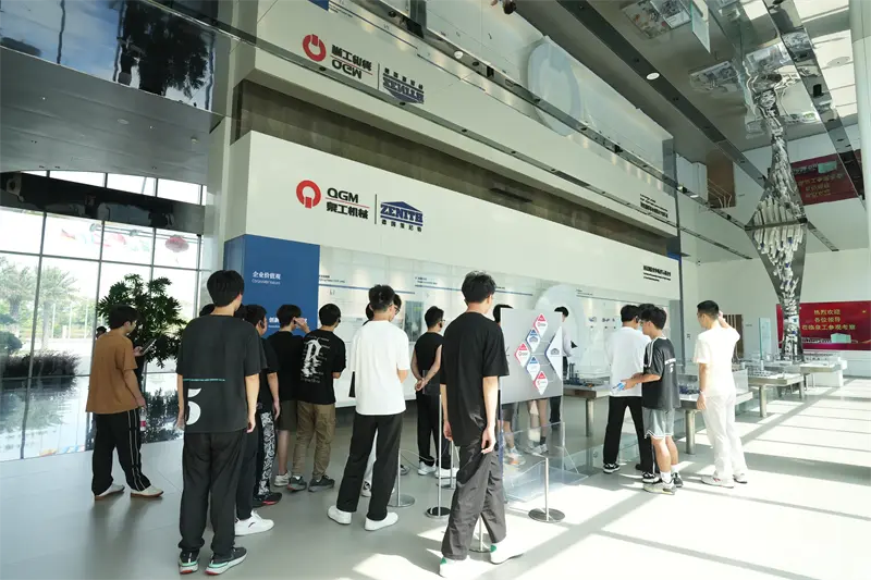 Liming Vocational University besøgte Fujian Quangong Machinery Co.,Ltd for et jobudviklingsprogram.