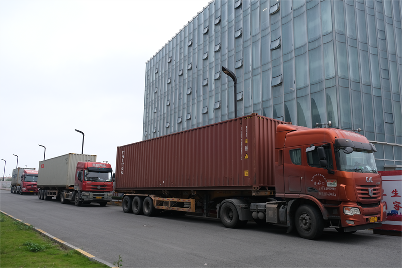 QGM-murstenfremstillingsmaskiner sendt til Mellemøsten, hjælper regionalt byggeri med at tage et nyt spring fremad