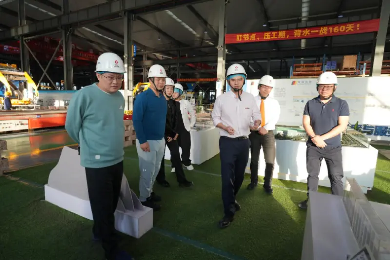 Nan'an Returned Overseas Students Association besøgte og foretog forskning hos Quangong Machinery Co., Ltd.