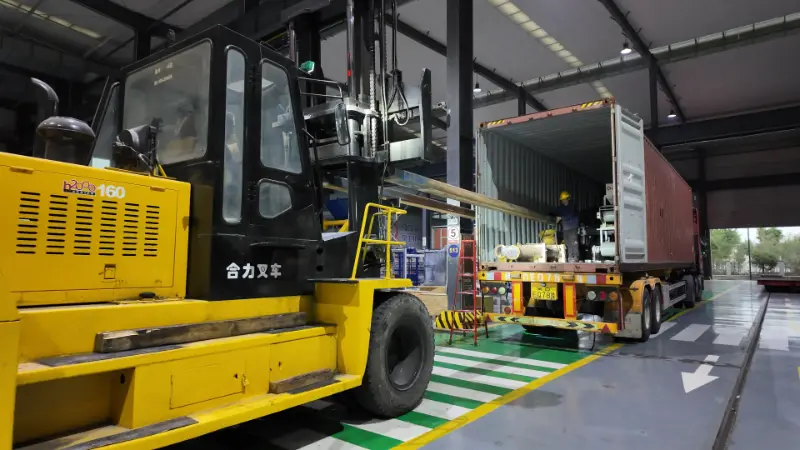 Massive skibe bærer tillid, og intelligent fremstillet udstyr er på vej til destinationer over hele verden.