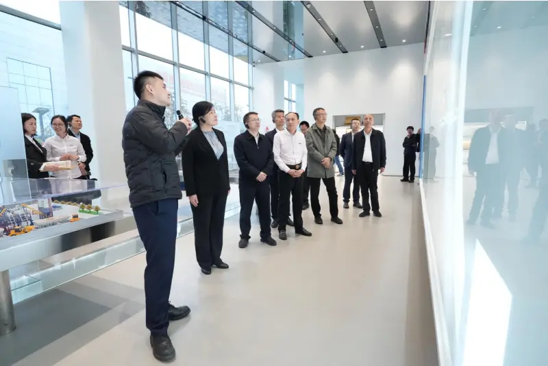 Mr. Liu Min, vicegeneraldirektør for Bureau of Private Economy ved National Development and Reform Commission (NDRC), og hans delegation besøgte Quangong Machinery Co., Ltd. til en inspektions- og forskningstur.