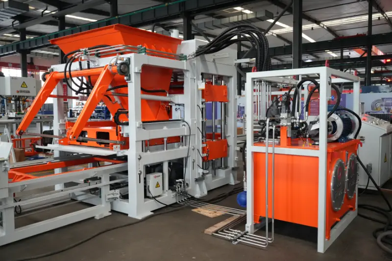 Smart og effektiv, der øger kvalitet og produktivitet: Quangong Machinery Co., Ltd.s nye QT10-produktionslinje til mursten gør et sprøjt